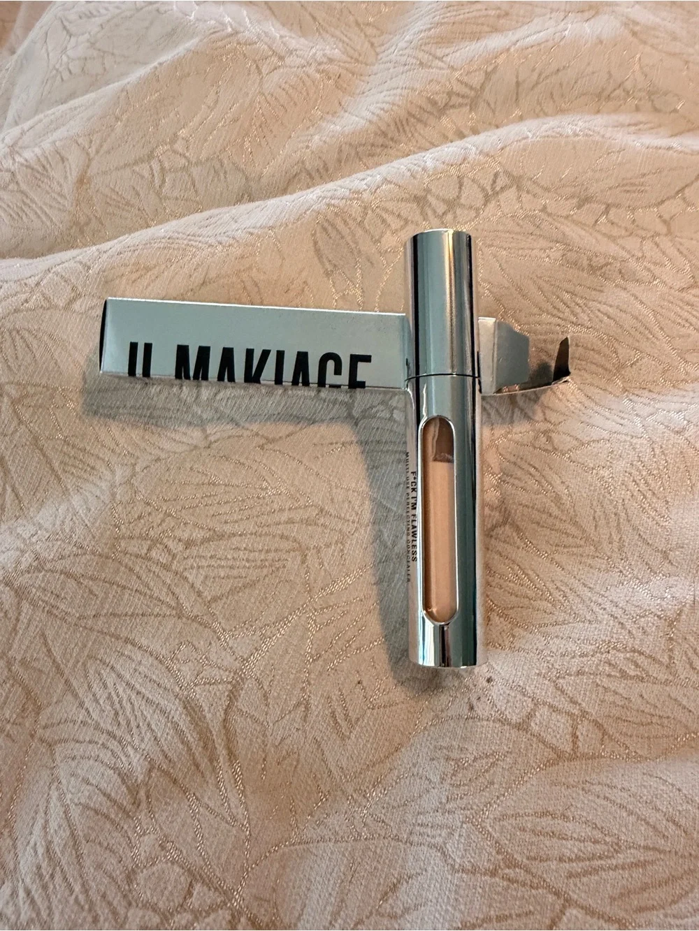 IL MAKIAGE Reflective Silver Concealer Packaging